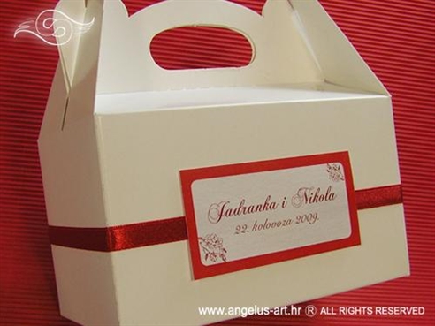 bijela kutija za kolače s bordo crvenom trakom