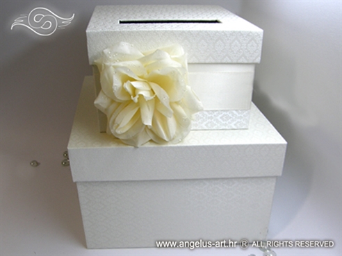 bijela kutija za kuverte s krem ruzom