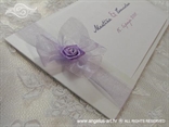 bijela lila pozivnica za vjenčanje s lila mašnicom i satenskom ružom