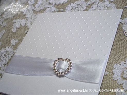 bijela perlasta pozivnica za vjenčanje s 3D strukturom točkica i brošem srce