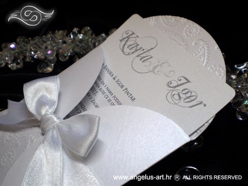 bijela pozivnica za vjenčanje s 3D tiskom i bijelom mašnom