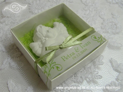 bijeli anđeo magnet u kutijici kao konfet za vjenčanje sa zelenom podlogom