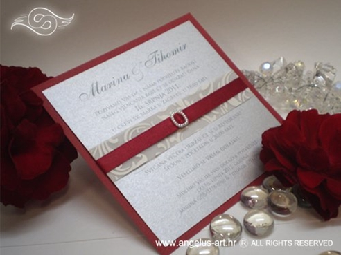 crvena pozivnica za vjencanje s bijelim i srebrnim detaljima