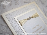detalj zahvalnice za vjenčanje s bež i bijelim detaljima s 3D blindruckom