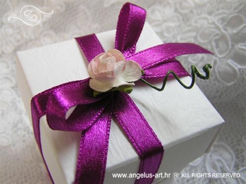 konfet za vjenčanje s ciklama mašnom i ružom