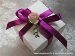 konfetni bomboni za vjenčanje u bijeloj kutijici s fuksija mašnom