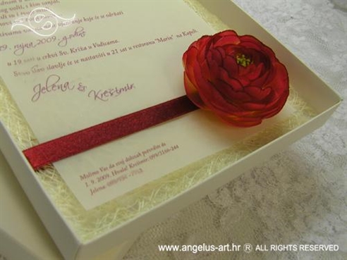 krem pozivnica u kutiji s ružom i sisalom