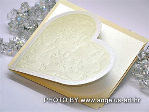 krem pozivnica za vjenčanje u obliku srca s 3D cvjetovima