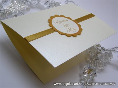 krem zlatna pozivnica za vjenčanje sa zlatnom trakom