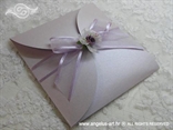 lila pozivnica za vjencanje s organdij masnom i ljubicastom ruzom