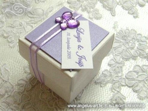 ljubičast konfet za vjenčanje s lila trakom i leptirom cirkonom