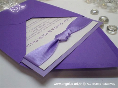 ljubičasta pozivnica za vjenčanje u ljubičastoju kuverti