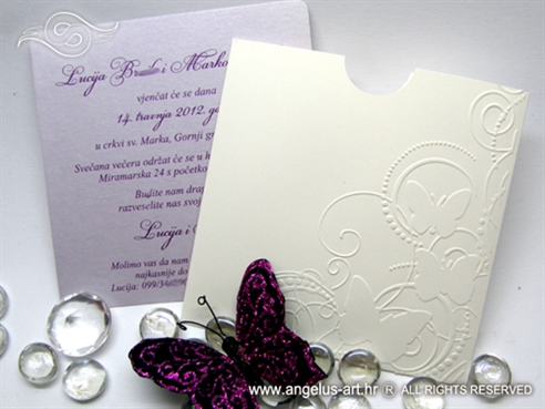 ljubicasto bijela pozivnica za vjencanje s reljefnom strukturom leptira