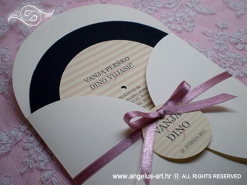 okrugla pozivnica u obliku gramofonske ploče s rozom trakom