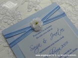 pastelno plava pozivnica za vjenčanje s bijelim cvijetom