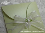 pastelno zelena pozivnica s organdij trakom i bijelom ružicom