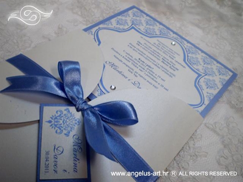 plava pozivnica za vjenčanje s plavom satenskom mašnom i cirkonom