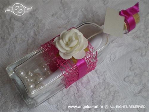 pozivnica za vjenčanje u boci ciklama s bijelom ružom