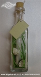 pozivnica za vjencanje u staklenoj boci dekorirana bijelim ruzama i vlatima trave
