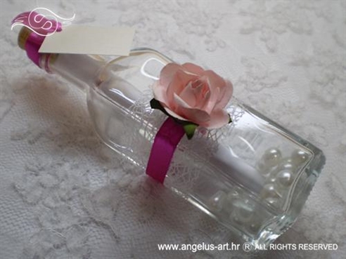 roza ružičasta pozivnica u boci s perlicama i ružom