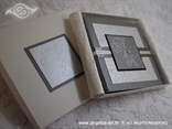 srebrna pozivnica knjiga u kutiji s monogramom i inicijalima
