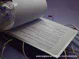 srebrna pozivnica s lila mašnom i ružom tekst pozivnice