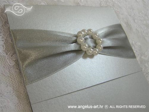 srebrna pozivnica za vjenčanje s brošem od bijelih perlica