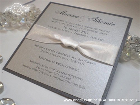 srebrna pozivnica za vjenčanje sa bijelom satenskom mašnom