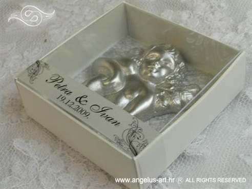 srebrni anđeo s magnetom u kutijici za vjenčanje