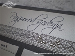srebrni raspored gostiju za vjenčanje sa srebrnom mrežastom trakom i leptirima