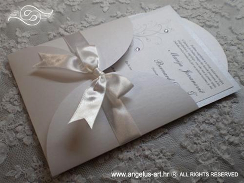 srebrno bijela pozivnica za vjenčanje s leptirom