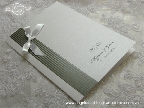 srebrno bijela zahvalnica za vjenčanje s monogramom i mašnicom