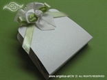 sušena lavanda za vjenčanje u bijeloj kutijici sa zelenom mašnicom i ružom