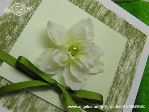 zelena pozivnica za vjenčanje s cvijetom u kutiji