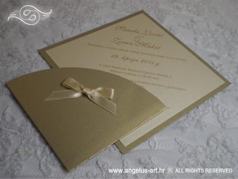 zlatna krem pozivnica za vjenčanje u obliku dijamanta s mašnicom